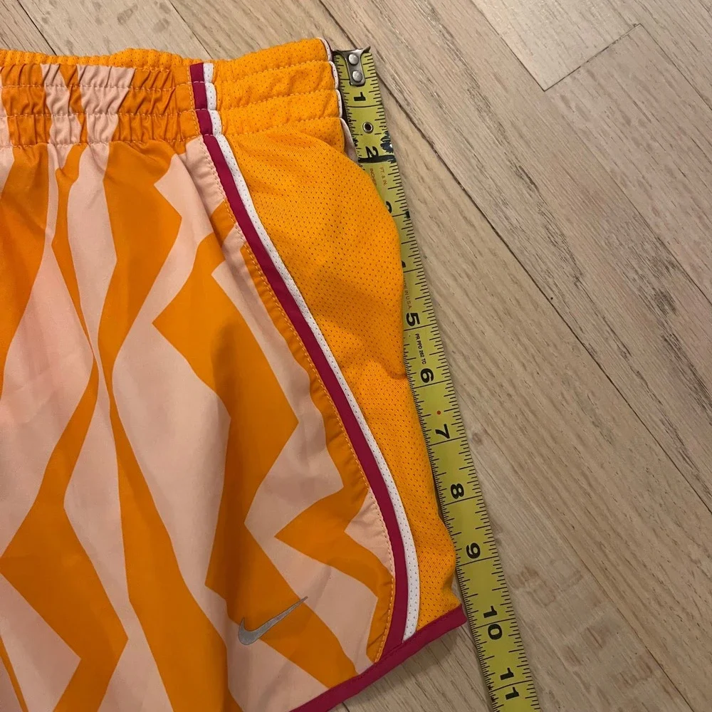 Nike Womens Dri-FIT Running Shorts Orange White Chevron Print Size‎ Small